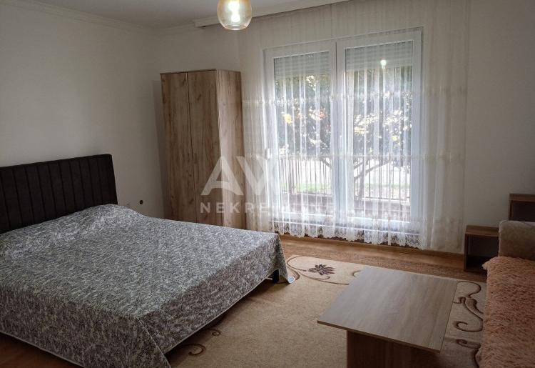 Apatin, Dvojna kuća 72 m2 plac 416 m2