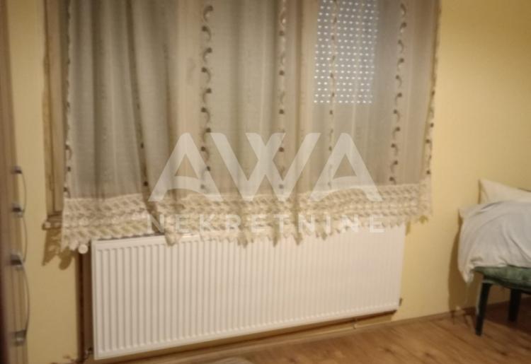 Apatin. Dvojna dvorišna kuća  površine 82 m².