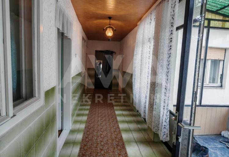 Prizemna nameštena kuća na prodaju u Sonti – useljiva, idealan plac