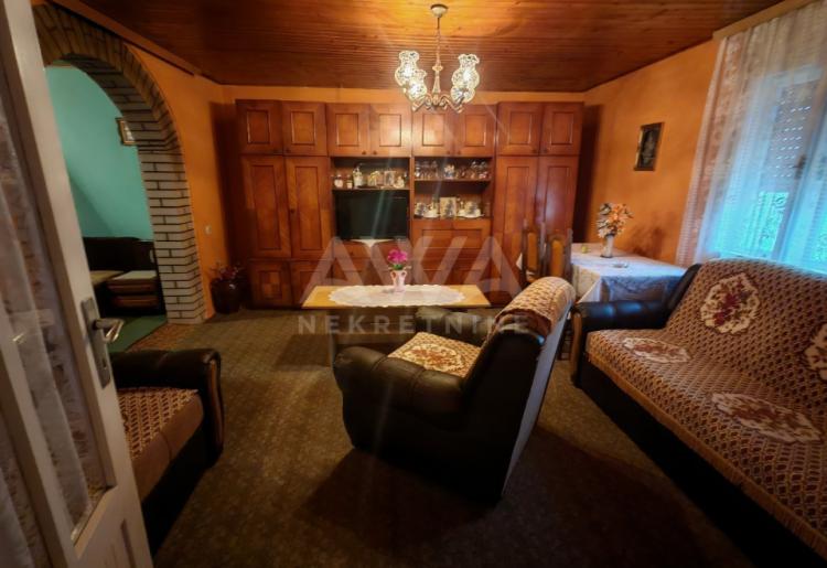 Prizemna nameštena kuća na prodaju u Sonti – useljiva, idealan plac