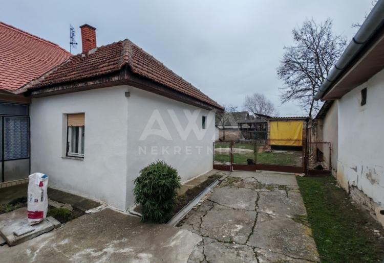 Prizemna nameštena kuća na prodaju u Sonti – useljiva, idealan plac