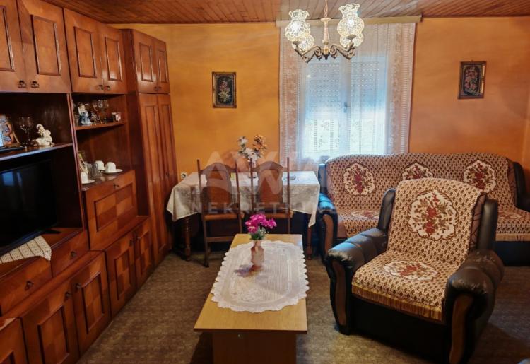 Prizemna nameštena kuća na prodaju u Sonti – useljiva, idealan plac