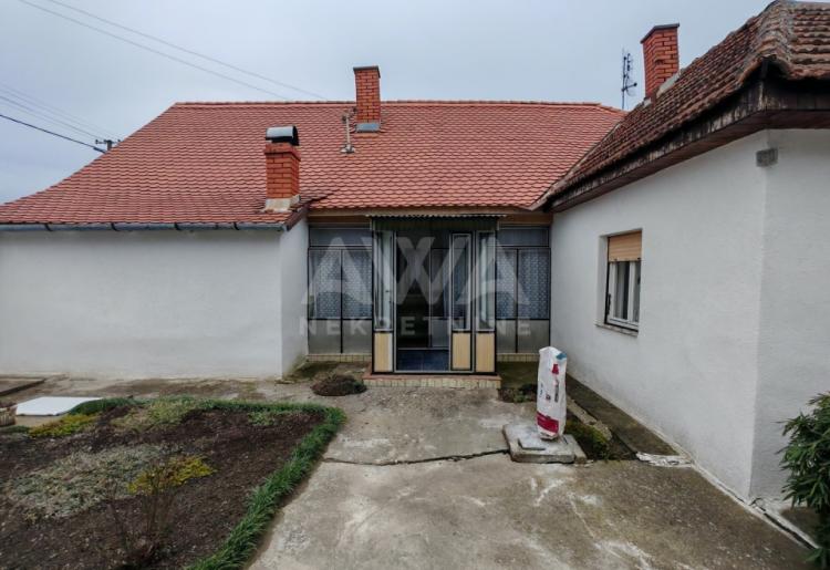 Prizemna nameštena kuća na prodaju u Sonti – useljiva, idealan plac