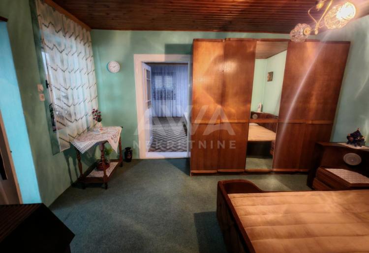 Prizemna nameštena kuća na prodaju u Sonti – useljiva, idealan plac