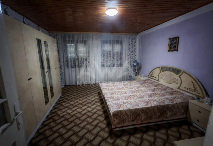 Prizemna nameštena kuća na prodaju u Sonti – useljiva, idealan plac