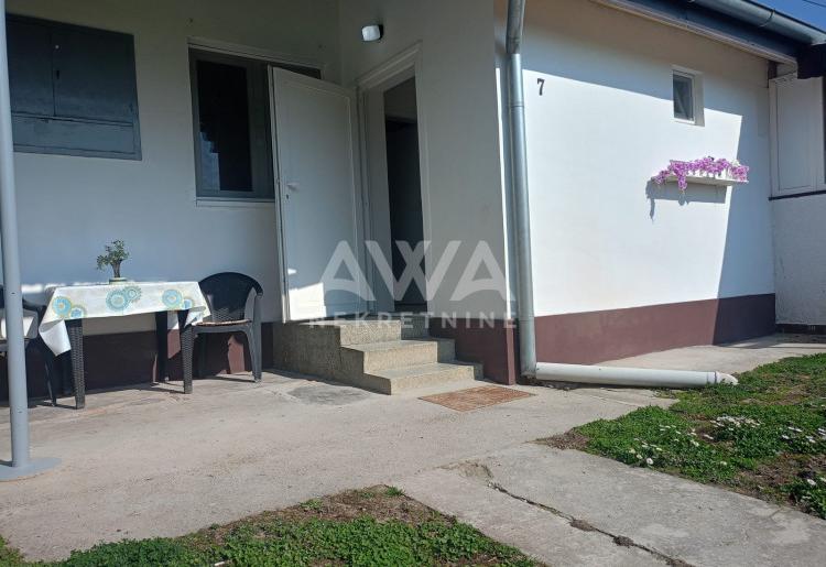 Dvorišni stan na prodaju u Apatinu – 44 m², renoviran, namešten.