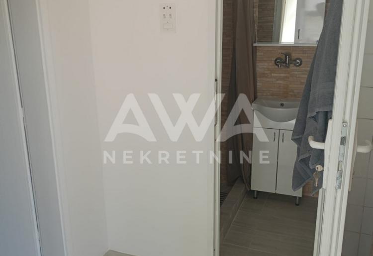 Dvorišni stan na prodaju u Apatinu – 44 m², renoviran, namešten.