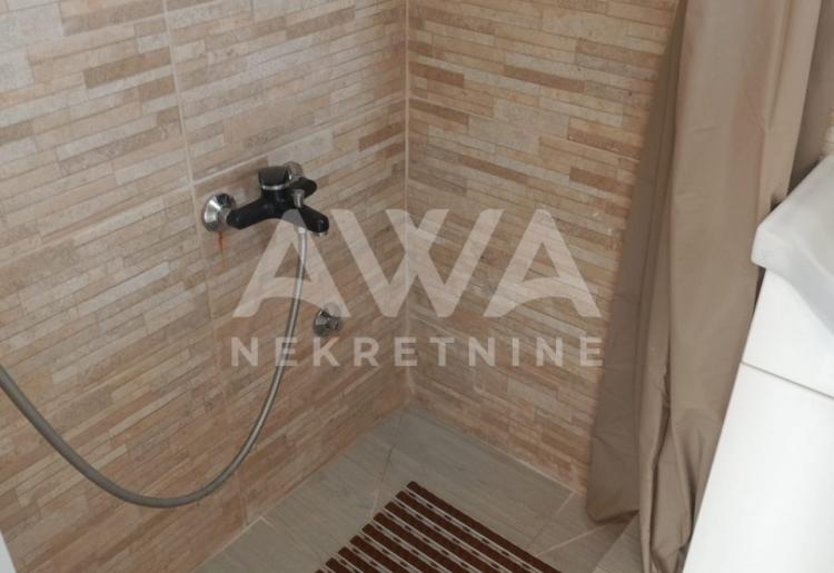 Dvorišni stan na prodaju u Apatinu – 44 m², renoviran, namešten.