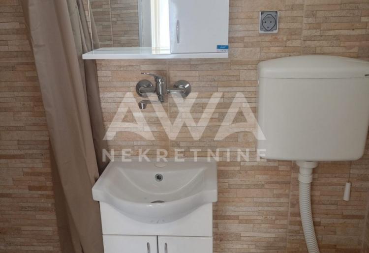 Dvorišni stan na prodaju u Apatinu – 44 m², renoviran, namešten.