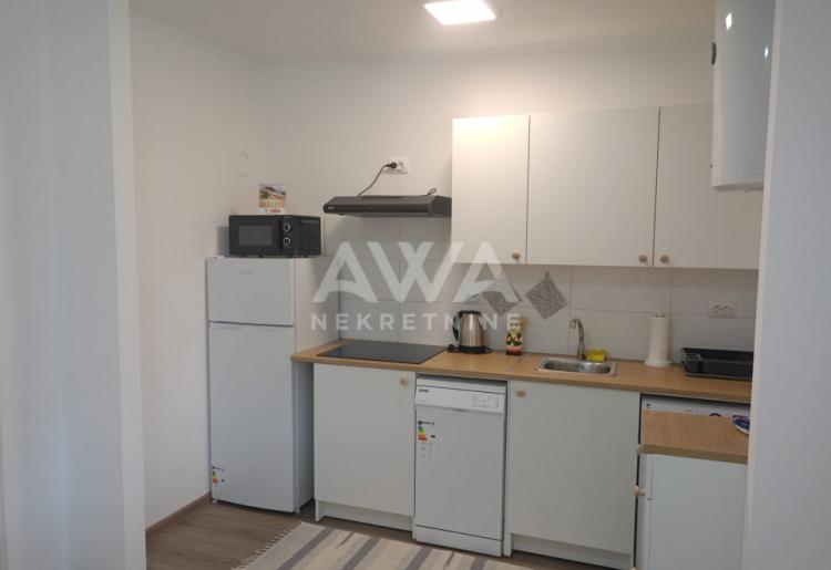 Dvorišni stan na prodaju u Apatinu – 44 m², renoviran, namešten.