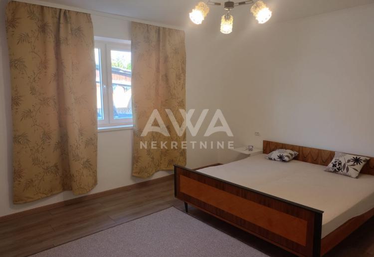 Dvorišni stan na prodaju u Apatinu – 44 m², renoviran, namešten.