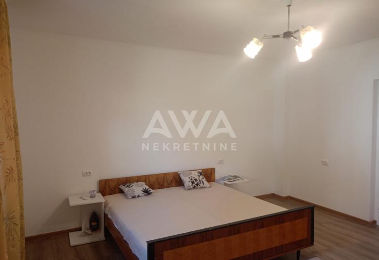 Dvorišni stan na prodaju u Apatinu – 44 m², renoviran, namešten.