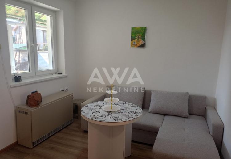 Dvorišni stan na prodaju u Apatinu – 44 m², renoviran, namešten.