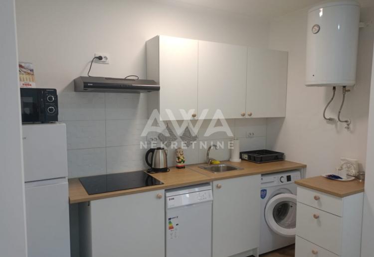 Dvorišni stan na prodaju u Apatinu – 44 m², renoviran, namešten.