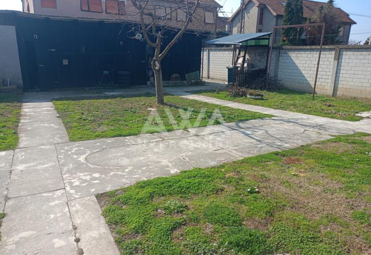 Dvorišni stan na prodaju u Apatinu – 44 m², renoviran, namešten.