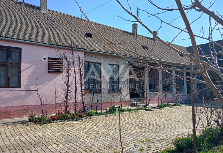 Prigrevica – Prostrana prizemna kuća 301m² na placu 1903m², nameštena