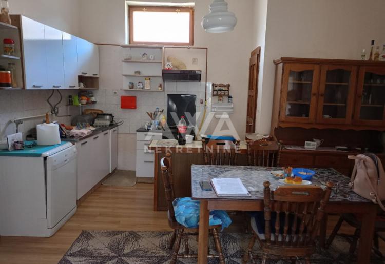 Prigrevica – Prostrana prizemna kuća 301m² na placu 1903m², nameštena