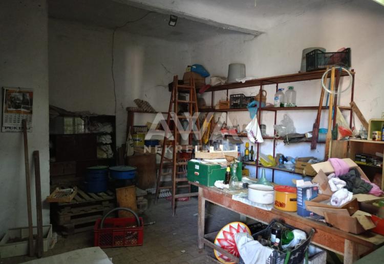 Prigrevica – Prostrana prizemna kuća 301m² na placu 1903m², nameštena