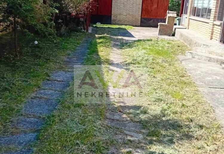 Prigrevica – Očuvana kuća 169m², pomoćni objekti, voćnjak, mogućnost kupovine preko konkursa