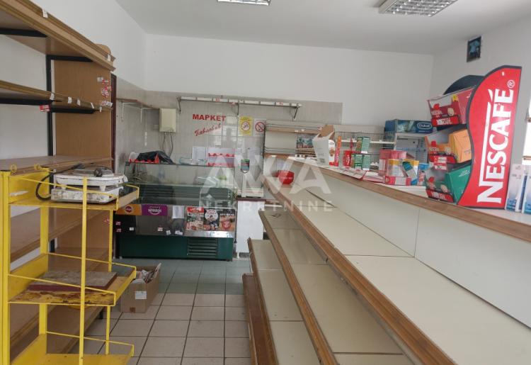 Na prodaju, kuća koja funkcioniše kao lokal, odnosno opremljena prodavnica u Prigrevici