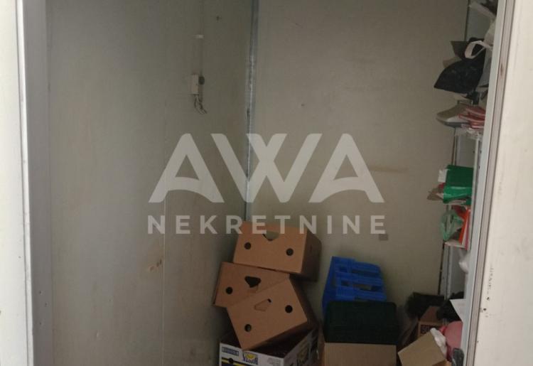 Na prodaju, kuća koja funkcioniše kao lokal, odnosno opremljena prodavnica u Prigrevici