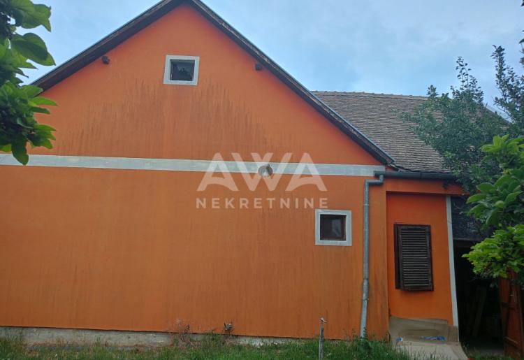 Na prodaju, kuća koja funkcioniše kao lokal, odnosno opremljena prodavnica u Prigrevici