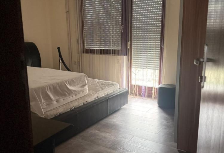 Spratna kuća – 174 m² u osnovi, plac 442 m²