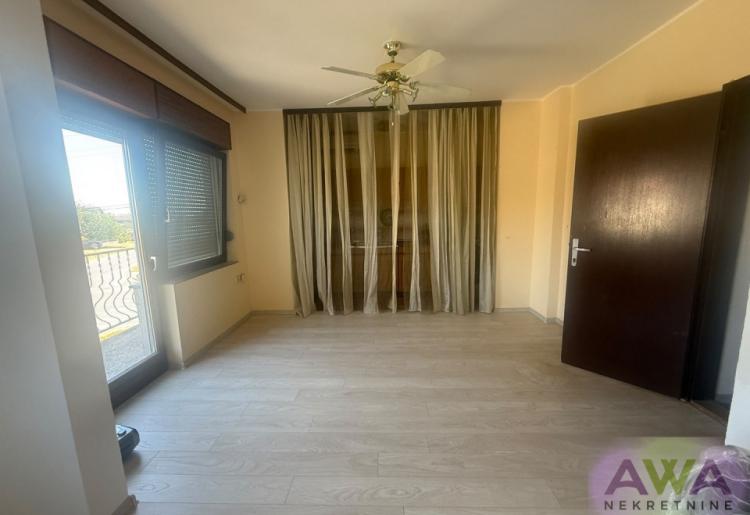 Spratna kuća – 174 m² u osnovi, plac 442 m²