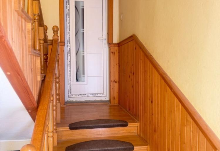 Spratna kuća – 174 m² u osnovi, plac 442 m²
