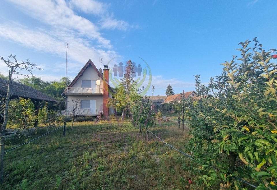 Vikendica sa voćnjakom i pomoćnim objektima