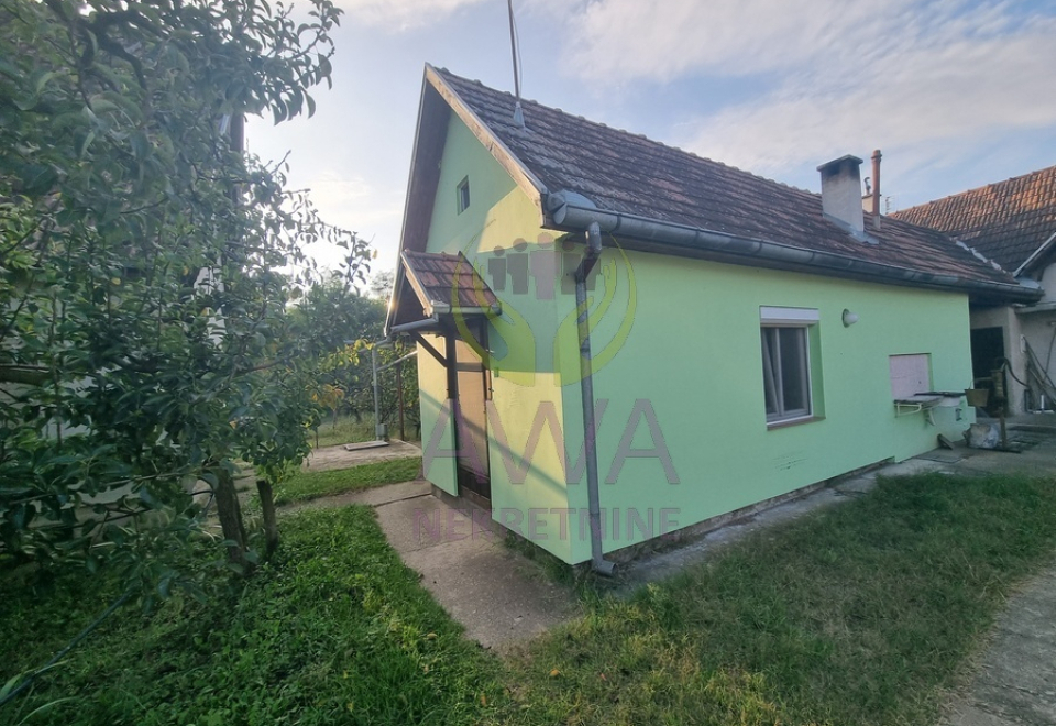 Vikendica sa voćnjakom i pomoćnim objektima