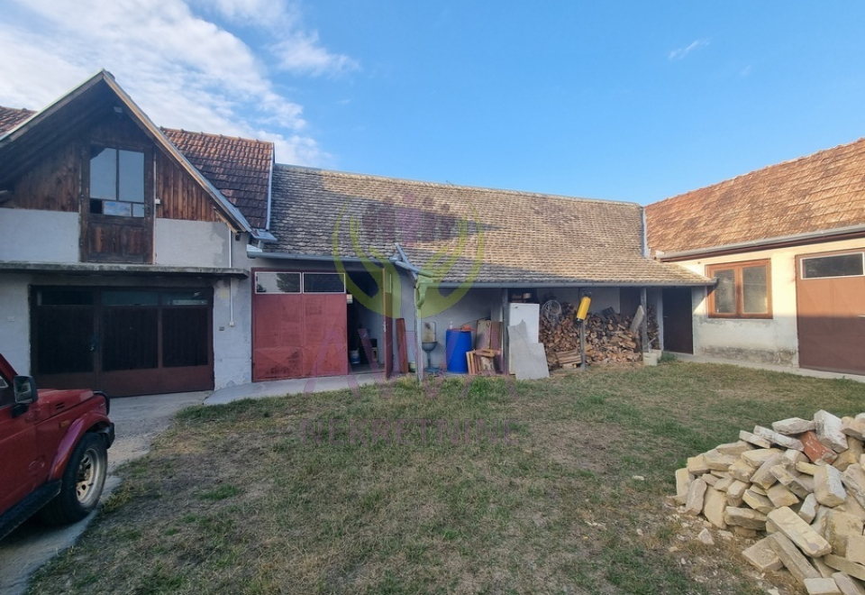 Vikendica sa voćnjakom i pomoćnim objektima