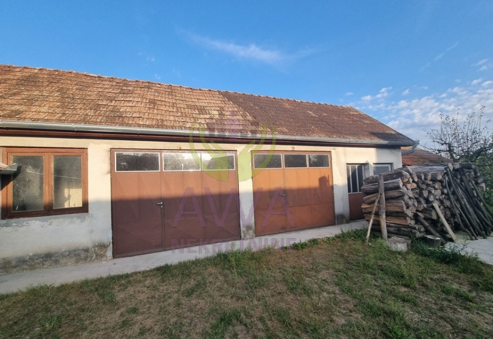 Vikendica sa voćnjakom i pomoćnim objektima