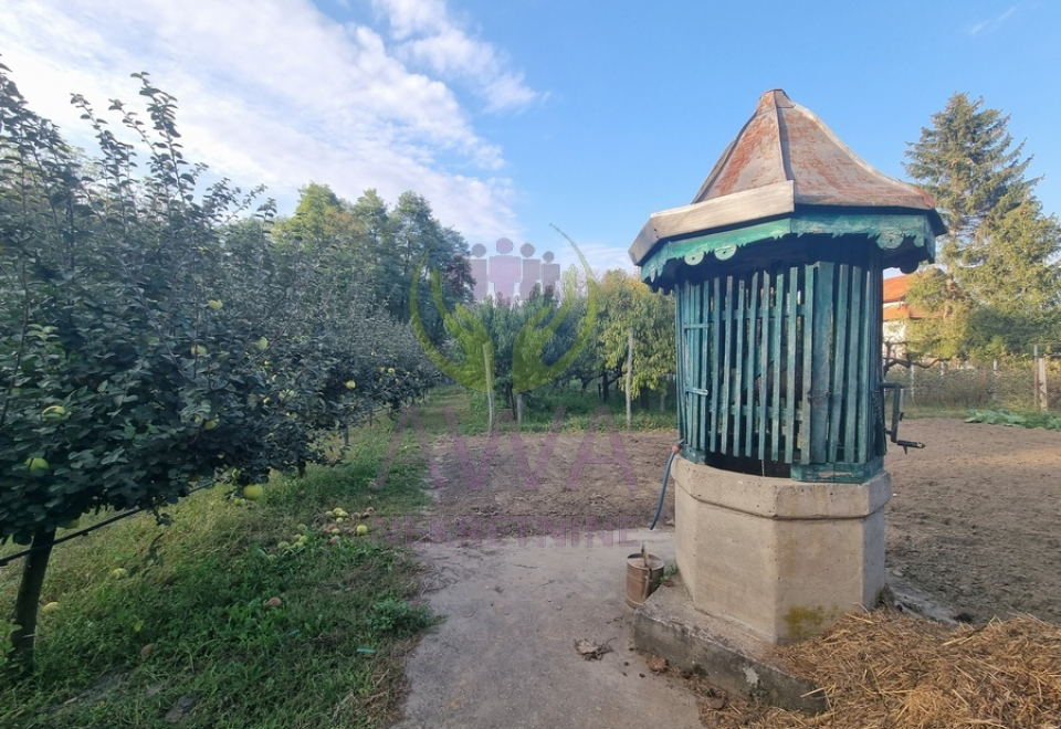 Vikendica sa voćnjakom i pomoćnim objektima