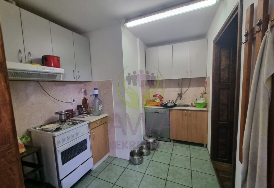 Vikendica sa voćnjakom i pomoćnim objektima