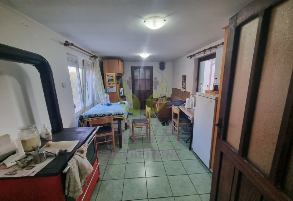 Vikendica sa voćnjakom i pomoćnim objektima