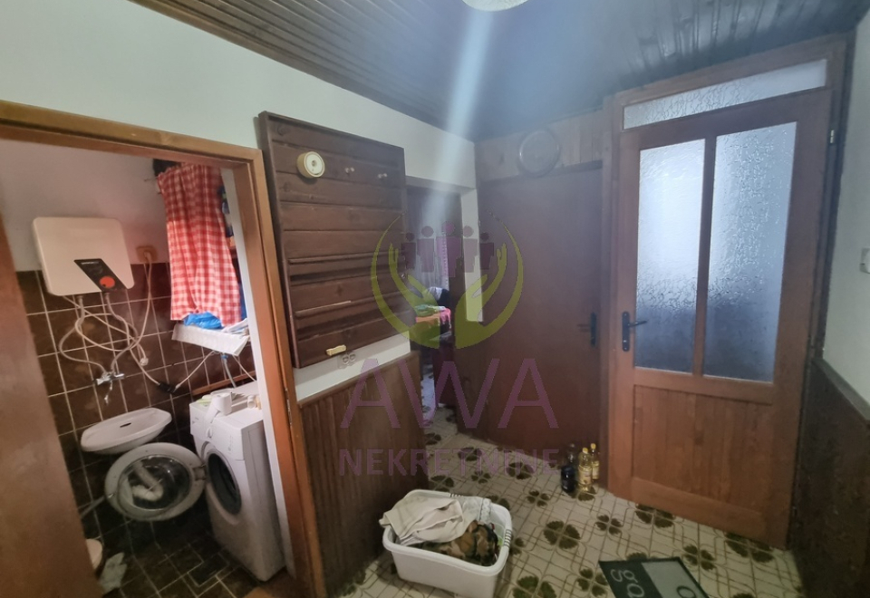 Vikendica sa voćnjakom i pomoćnim objektima