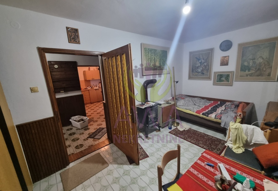 Vikendica sa voćnjakom i pomoćnim objektima