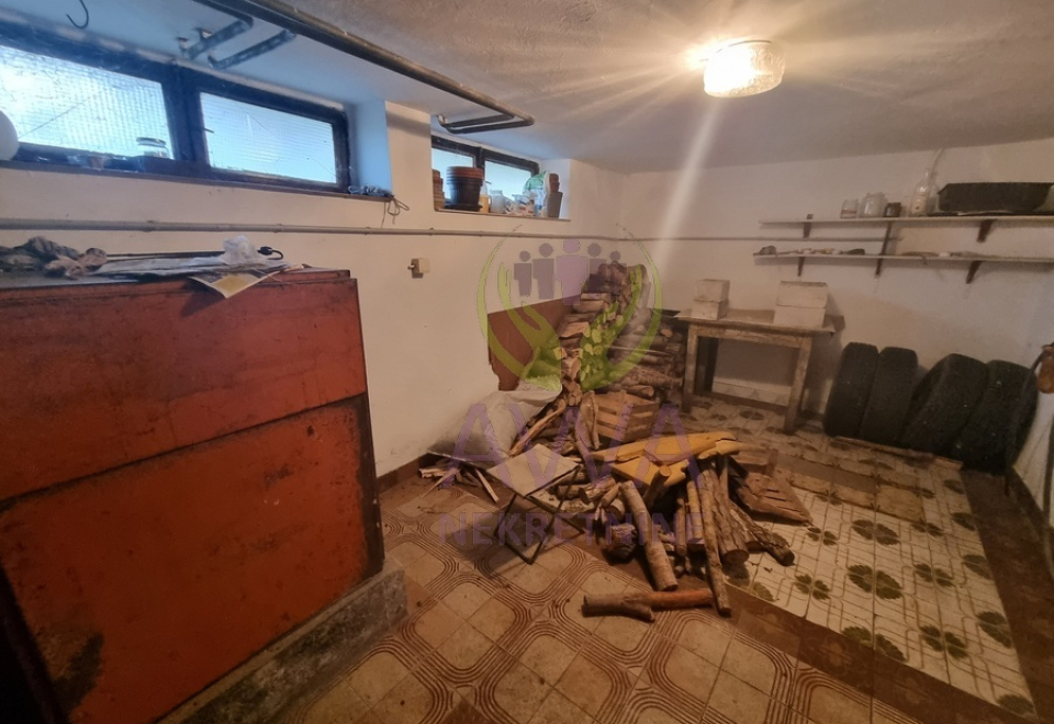 Vikendica sa voćnjakom i pomoćnim objektima