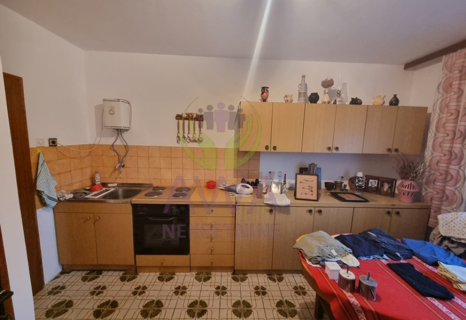 Vikendica sa voćnjakom i pomoćnim objektima