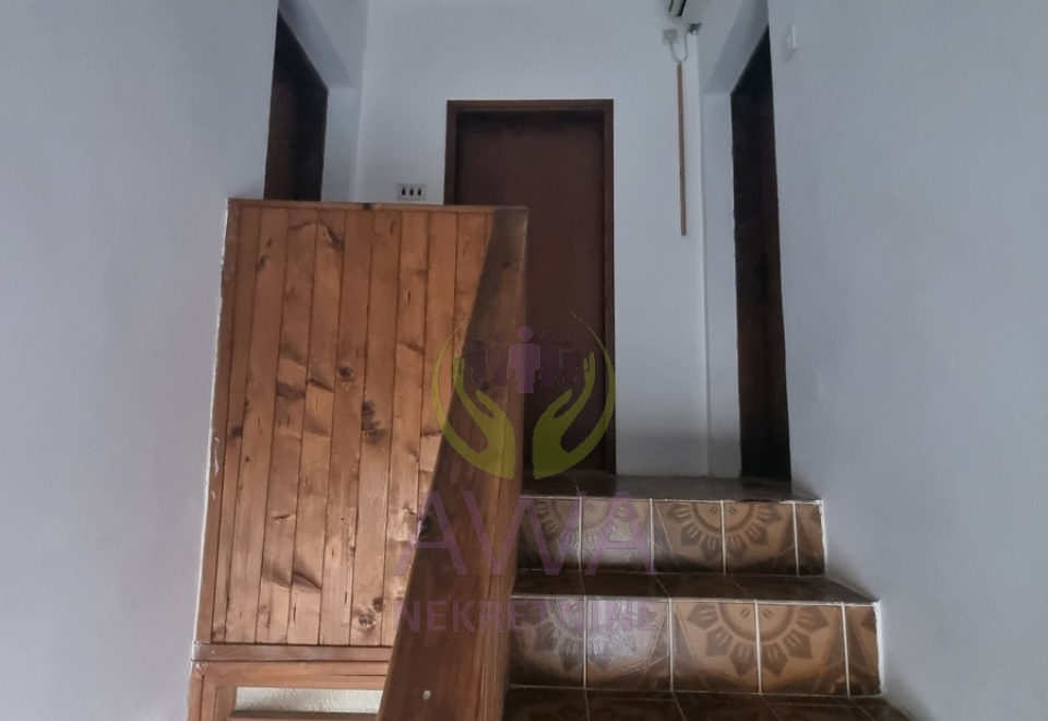 Vikendica sa voćnjakom i pomoćnim objektima