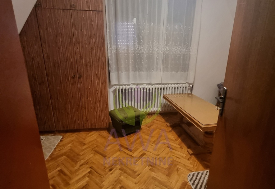 Vikendica sa voćnjakom i pomoćnim objektima