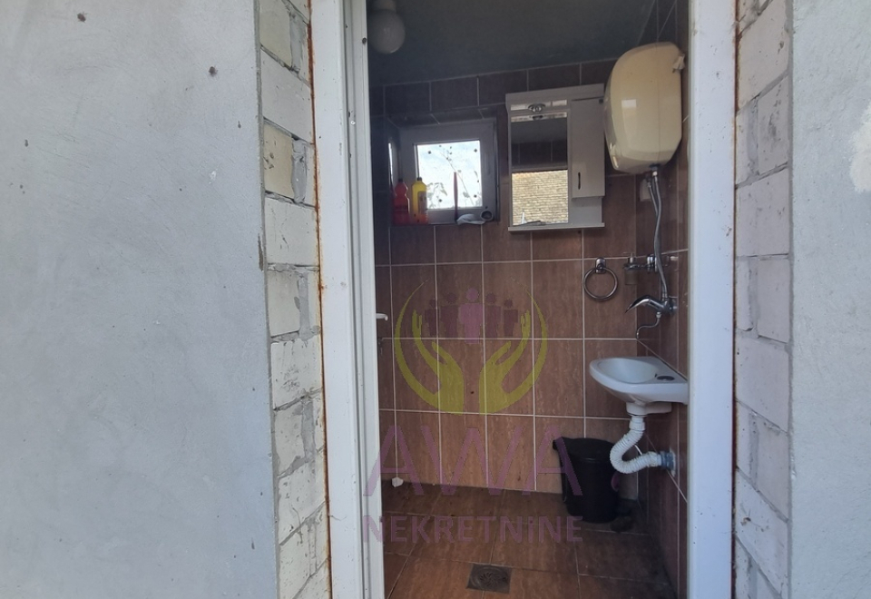 Vikendica sa voćnjakom i pomoćnim objektima