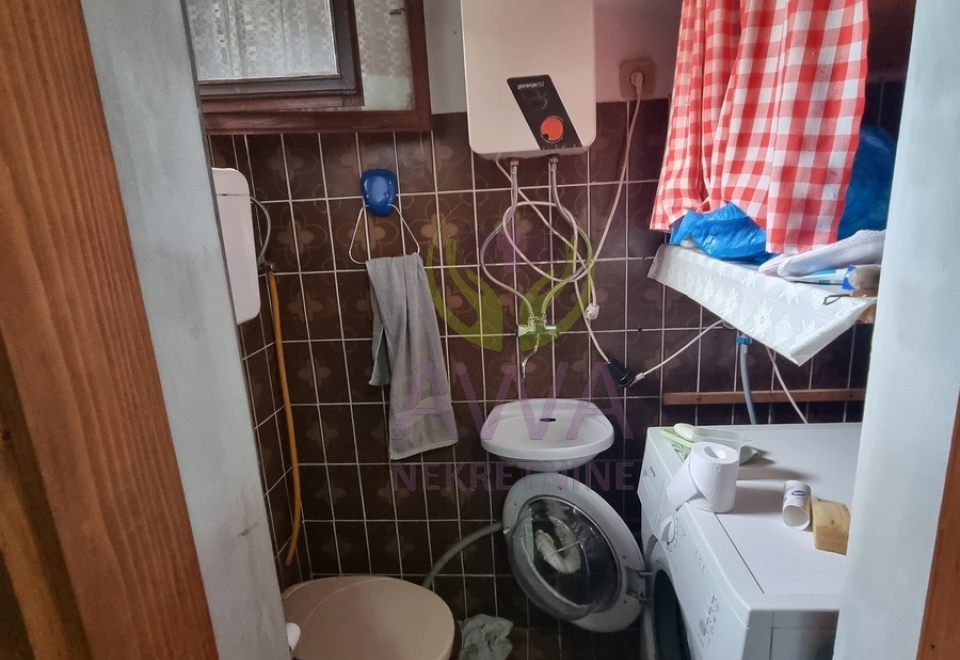 Vikendica sa voćnjakom i pomoćnim objektima