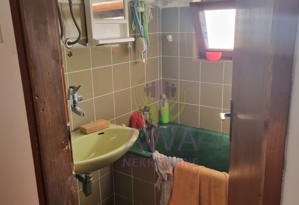 Vikendica sa voćnjakom i pomoćnim objektima