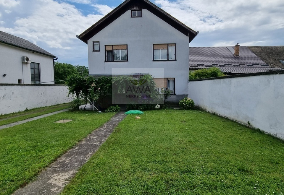 Spratna kuća,168m2 blizu centra Apatina, plac 9ar