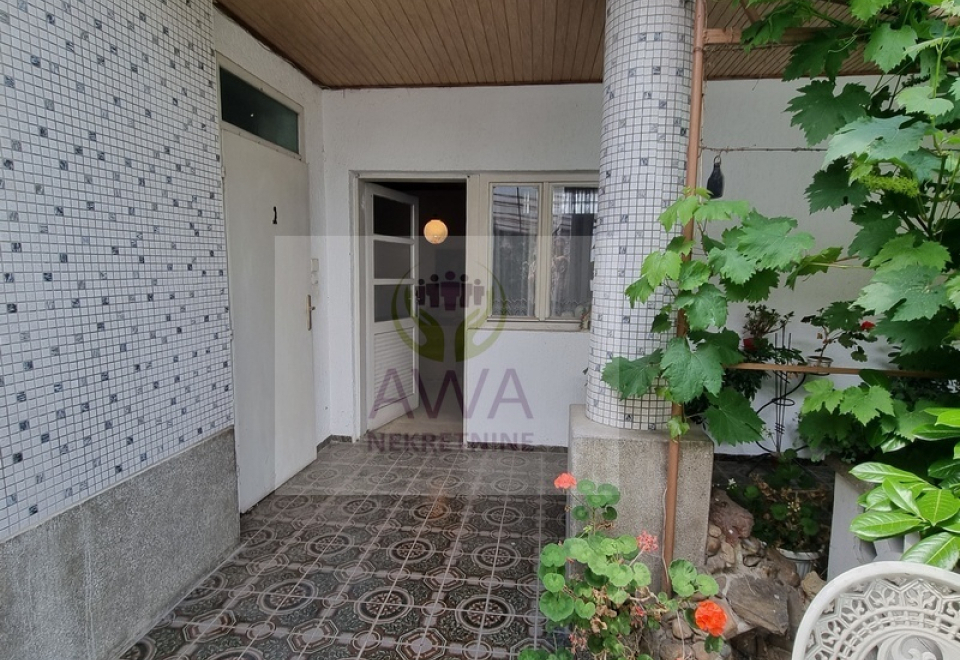 Apatin, kuća 234m2, plac 4ar, glavni put
