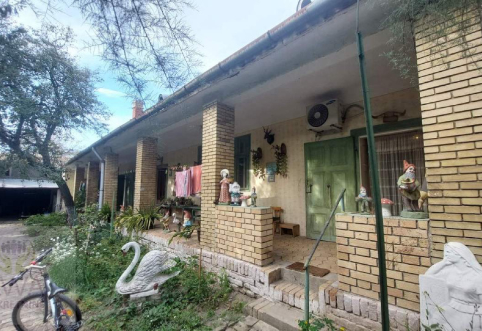 Apatin kuća sa dva stana, u širem centru na placu od 3070 m2