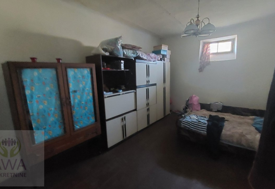 Apatin kuća sa dva stana, u širem centru na placu od 3070 m2