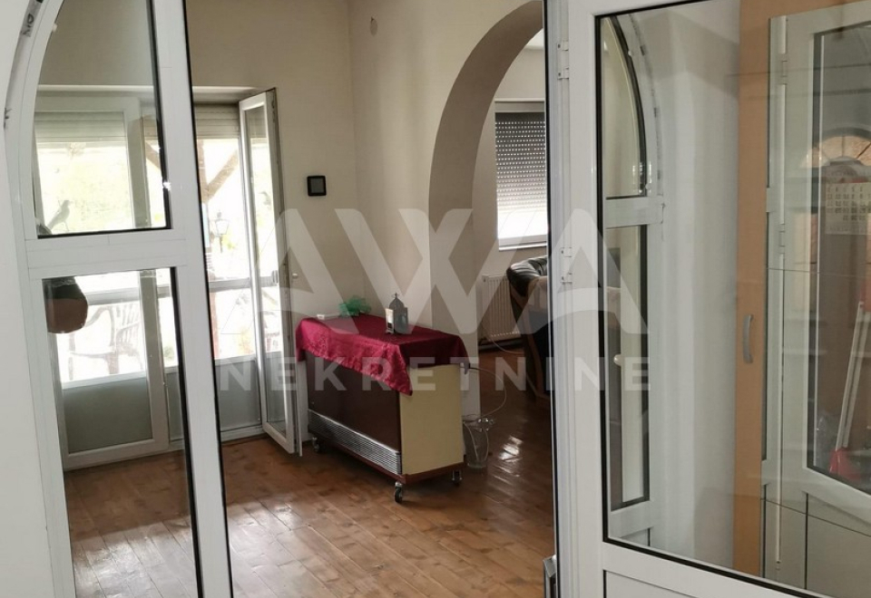 Kuća, na 3 etaže, 190m2 u osnovi